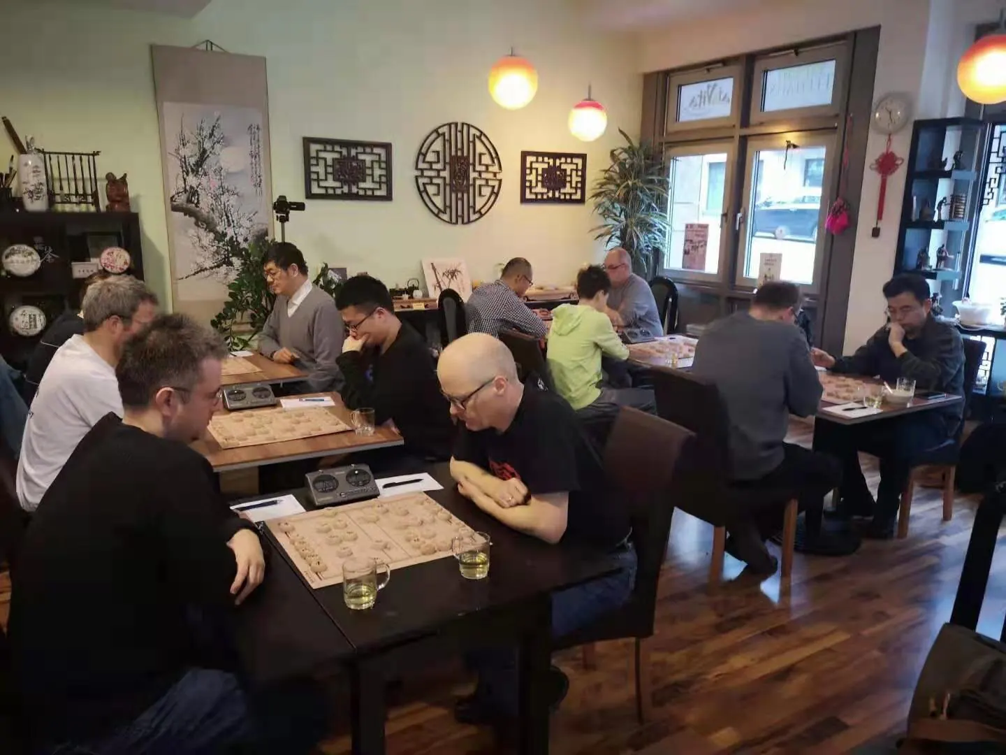 Diagram 6 Playing Xiangqi in Germany. IGM Xue Handi is in the background.